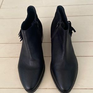 Kurt Geiger booties in great black leather. Inside ankle zippers.